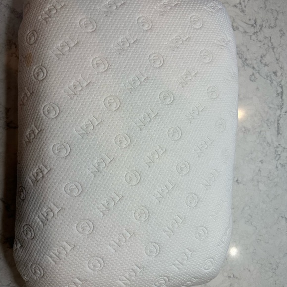 Tuft & needle original foam pillow queen memory foam white - Picture 5 of 5